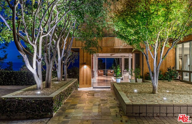 Building Photo - 3900 Villa Costera