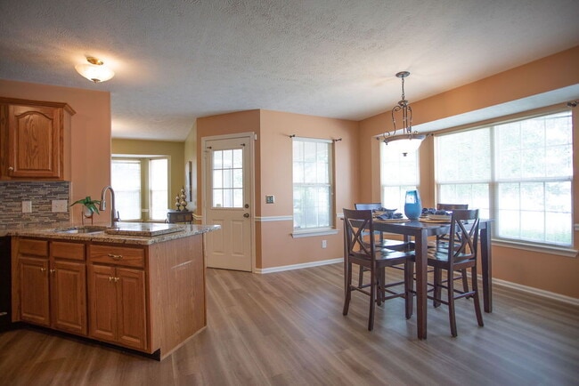 Building Photo - "Charming 4-Bedroom Retreat with Guest Suite & 3 Baths in Murfreesboro!"