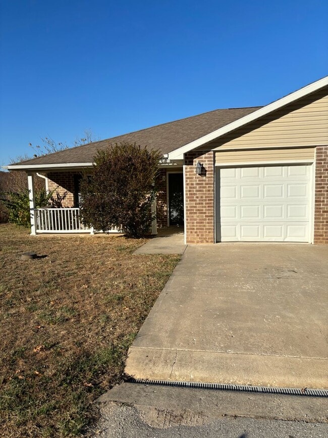 Primary Photo - 16754 Hunters Ridge Ln