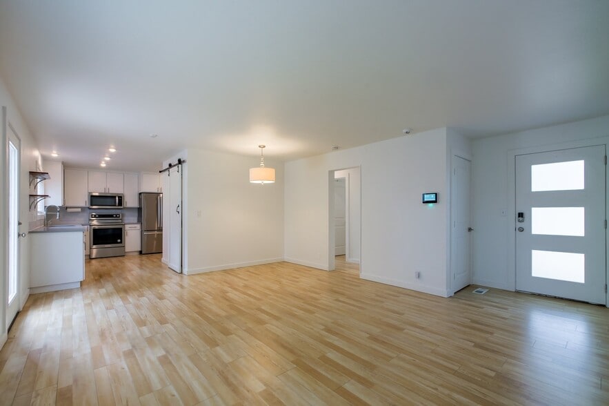 Building Photo - 6235 SE Clatsop St