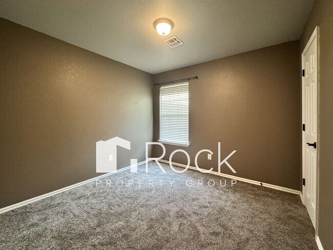 Building Photo - 4 Bedroom Home in Moore