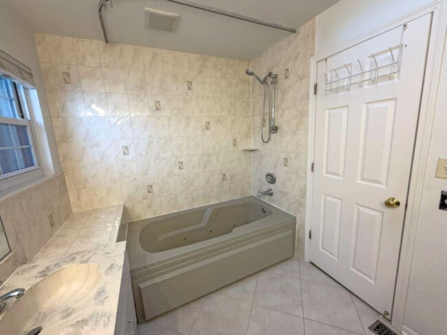 Building Photo - 124 Barton Cir