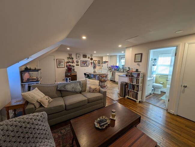 Building Photo - Beautiful and Spacious 1 Bed 1 Bath Apartment Above Garage