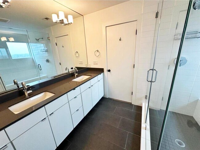 Building Photo - 1021 1/2 E 38th St