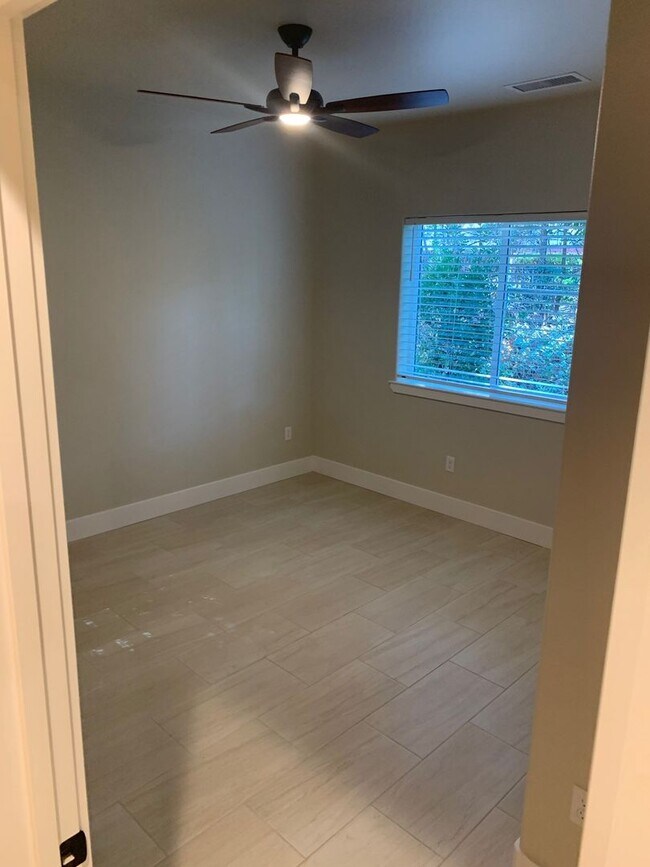 Building Photo - Newly Built Home with 3 (Yes 3) Primary Suites complete with full Bathroom in ideal location!