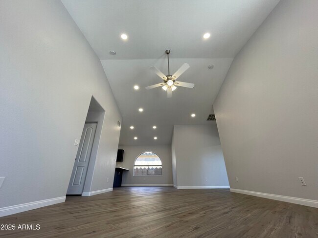 Building Photo - 841 E Lovegrass Dr