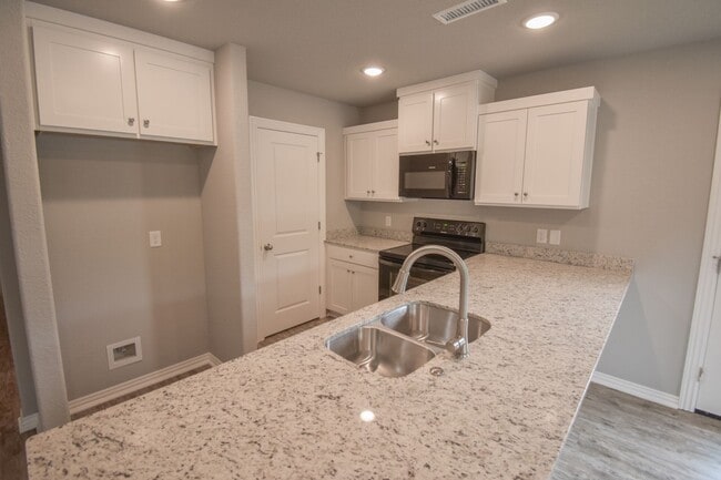 Building Photo - 2 Bedroom 2 Bathroom Home!!