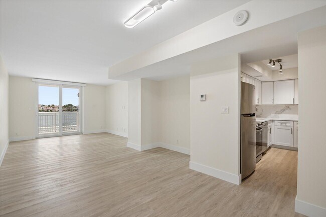 Building Photo - 511 Bayshore Dr