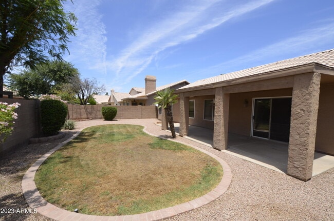 Building Photo - 871 W Horseshoe Ave