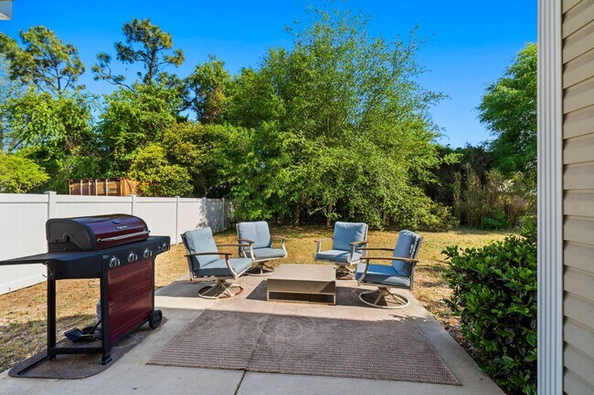 Building Photo - Coastal Living at its Best: Charming 3-Bedroom Near the Beach