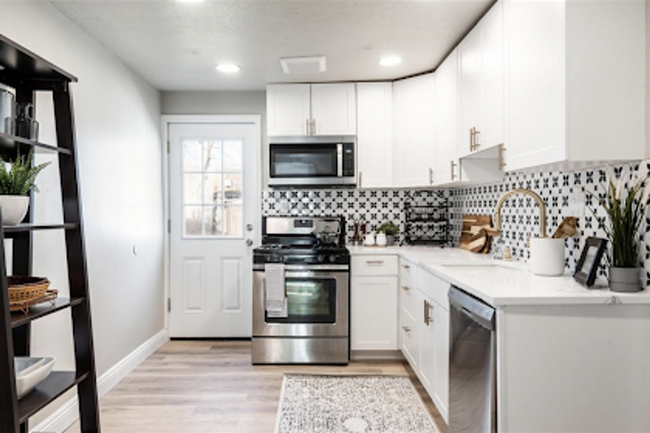 Building Photo - Large 2 Bed, 1 Bath + 2 Bonus Rooms – Two ...
