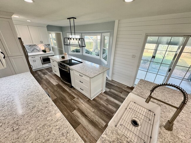 Building Photo - READY NOW!! Updated 5-Bedroom Home w/Fenced Backyard, Attached Garage  & Sunroom - Pet Friendly!