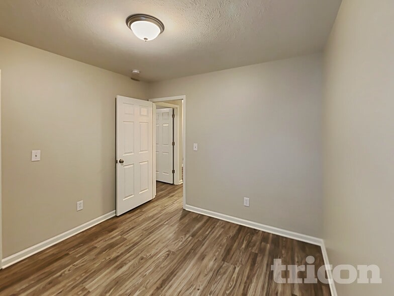 Building Photo - 800 Maryfield Dr