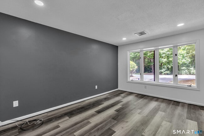 Building Photo - 15 Cardinal Dr