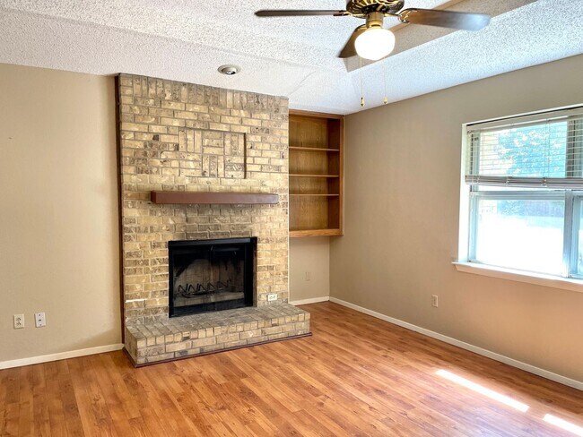 Building Photo - 2 Bedrooms 1.5 Bath 1/2 Duplex For Lease in Frisco