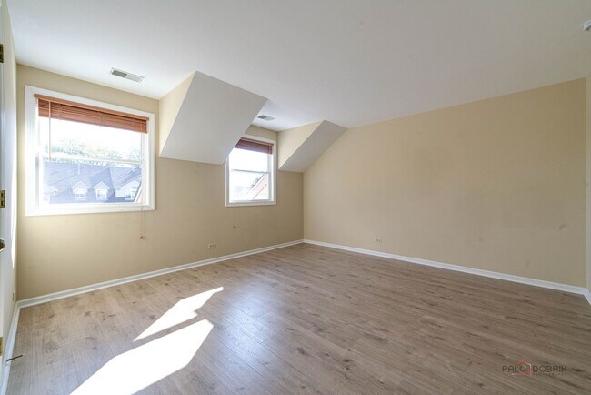 Building Photo - 305 Satinwood Terrace