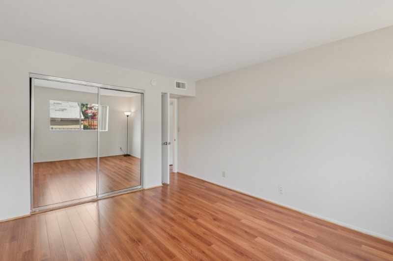 Building Photo - 700 E Cedar Ave