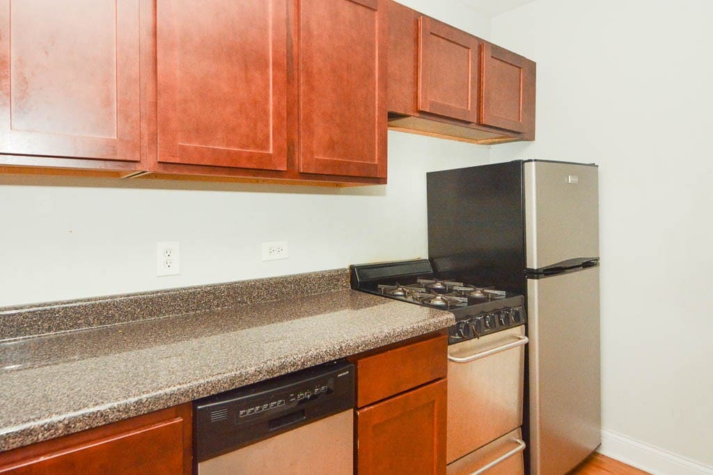 Building Photo - 826 W Cornelia Ave