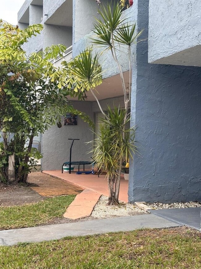 Building Photo - 9365 Fontainebleau Blvd