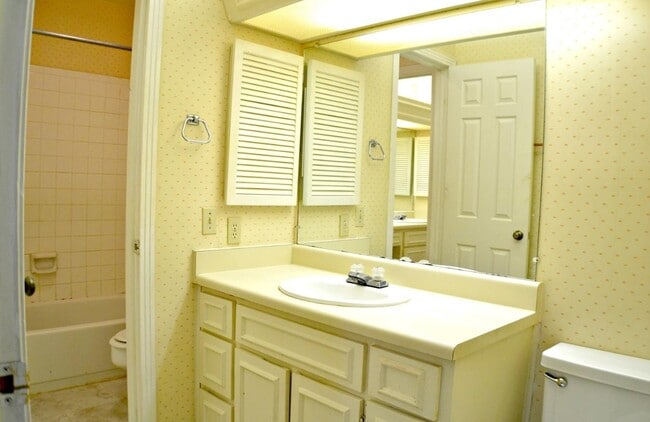 Building Photo - 165 W Rampart Dr