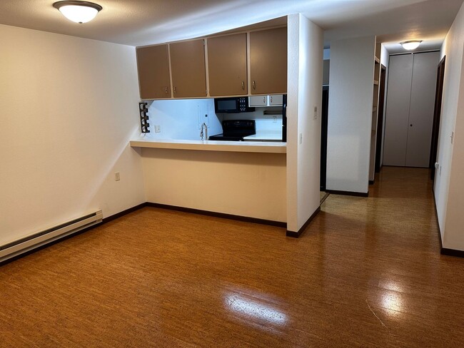 Building Photo - Spacious 2 bed 1.5 bathroom Condominium