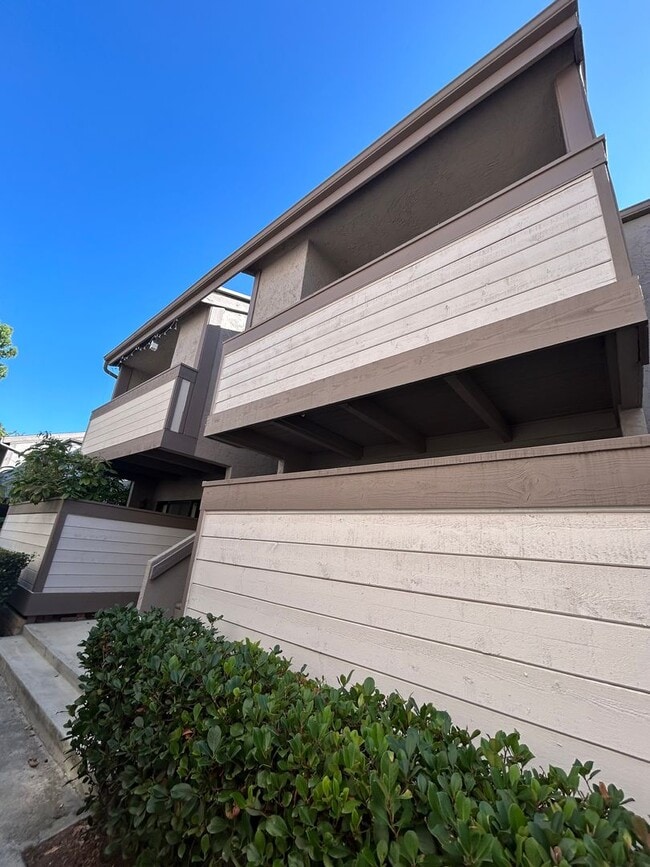 Building Photo - Remodeled Large Upstairs 2 Bedroom/1 Bath ...