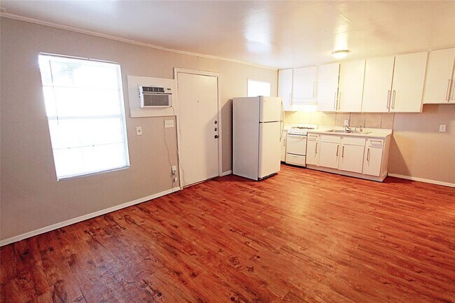 Building Photo - 901 Springdale Rd