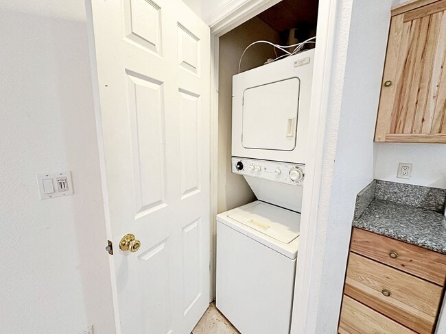 Building Photo - 1 BEDROOM 1 BATH DOWNSTAIRS CONDO