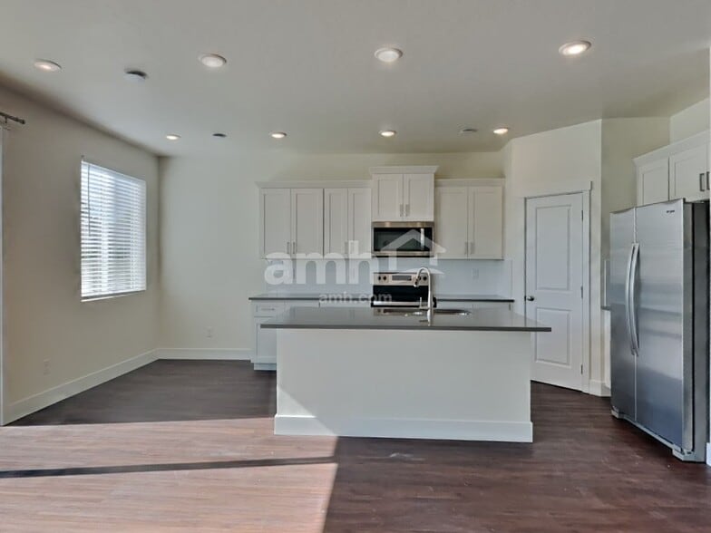 Building Photo - 11400 W Mesquite St