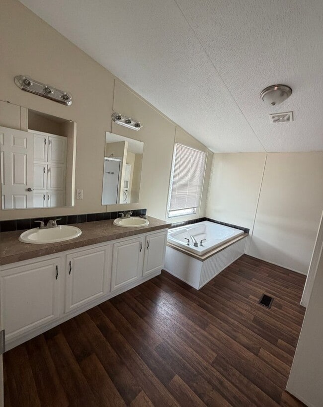 Building Photo - 3br 2ba on 1.5 acres in Blanchard!!