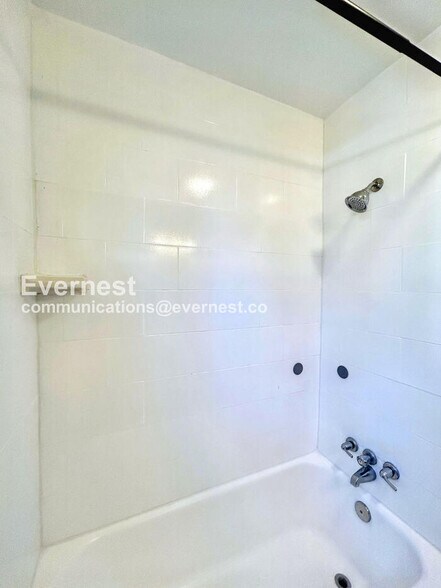 Building Photo - 8282 Wonderland Ln