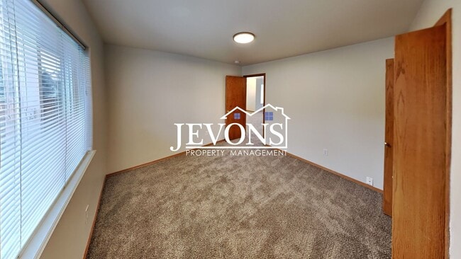 Building Photo - Two-bedroom home with a fully equipped kit...