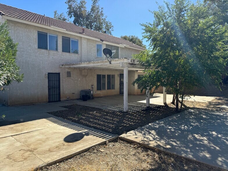 Building Photo - 37413 Norwich Dr