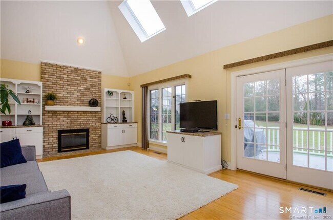 Building Photo - 4 Buckingham Ln