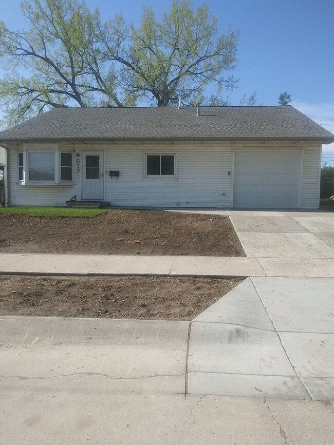 Building Photo - 3 BEDROOM | 2 BATH | HOUSE | SINGLE GARAGE...