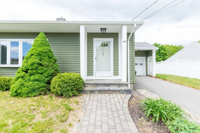 Building Photo - Charming 3BR South Portland Single-Family Home | Sunroom, Garage, Basement Storage & Spacious Yard