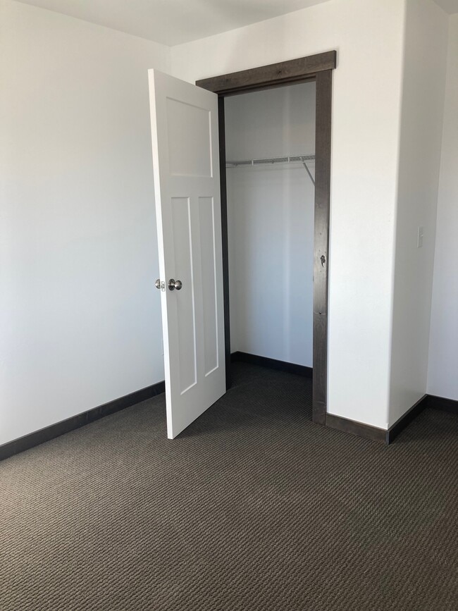 Building Photo - 89 Village Dr