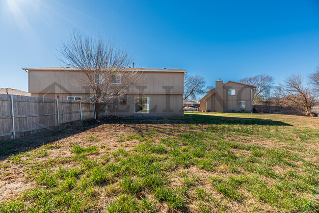 Building Photo - 2122 S White Oak Cir