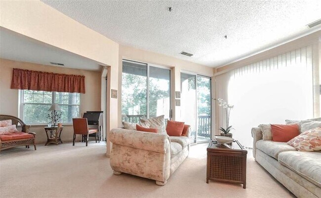 Building Photo - Stunning 2 Bedroom and 2 Bath Townhome !