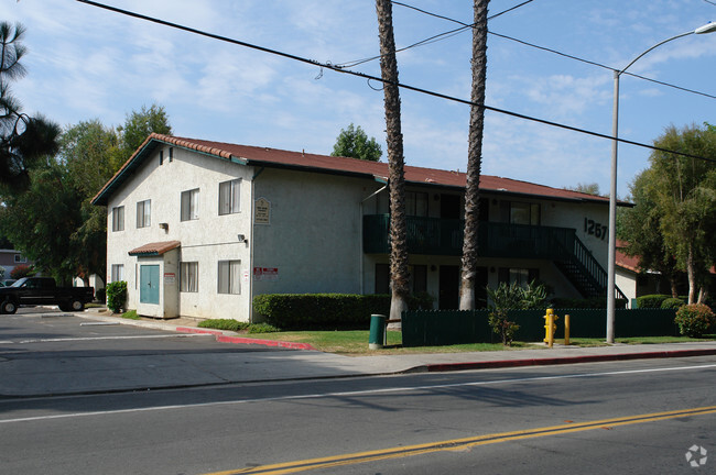 Building Photo - Twin Palms