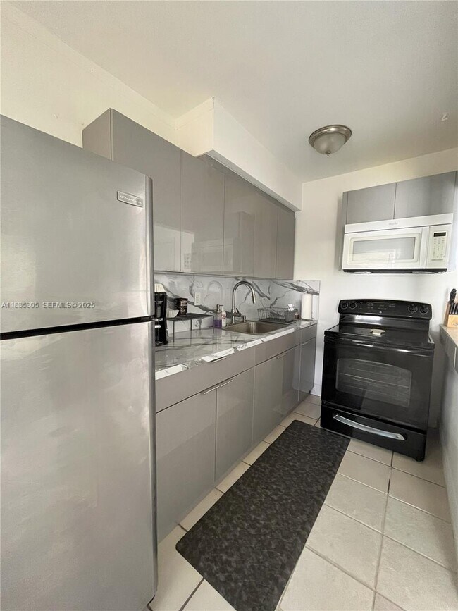 Building Photo - 1040 SW 28th St