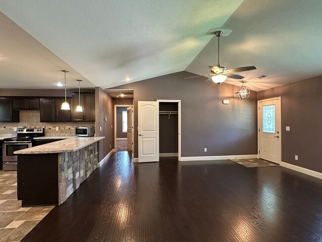 Building Photo - Well Maintained 3 Bed 2 Bath w/ Fence in Waynesville