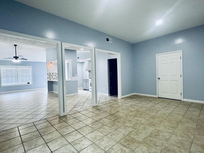 Building Photo - 5573 Singleton Rd