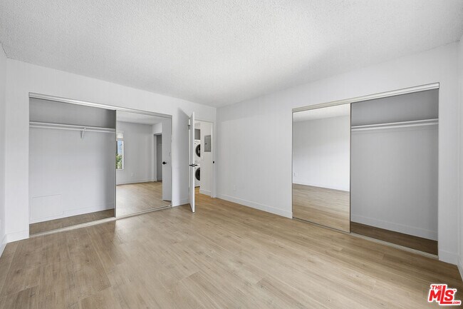 Building Photo - 1352 S Carmelina Ave