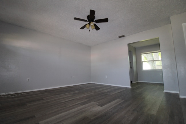 Building Photo - 2105 Blossom Ct