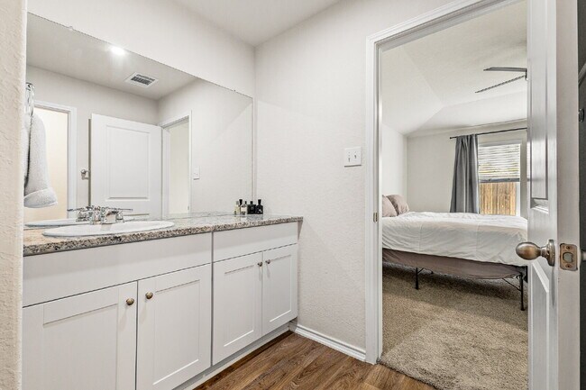 Building Photo - 6430 Greensleeves