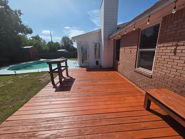 Building Photo - Spacious 4Bed/2Ba Brick Home w/Inground Pool in Mowat Highlands! *1/2 OFF Security Deposit for Ac...