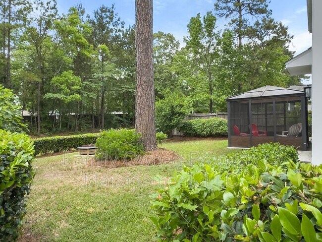 Building Photo - 8753 Red Oak Dr