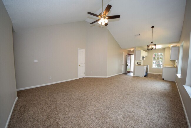 Building Photo - UPDATED and cute 2 bed 2 bath home.