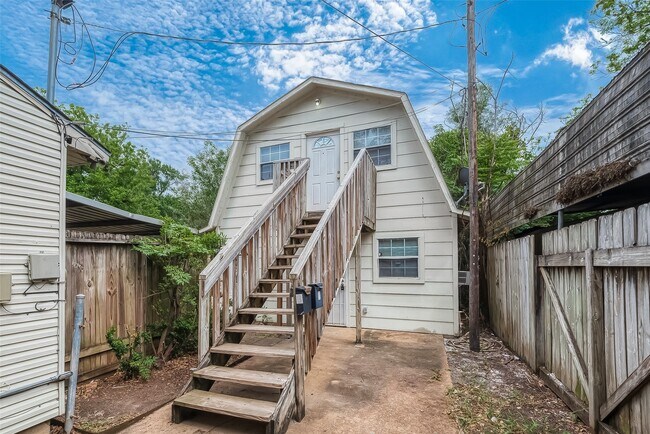 Primary Photo - 2051 Santa Rosa St